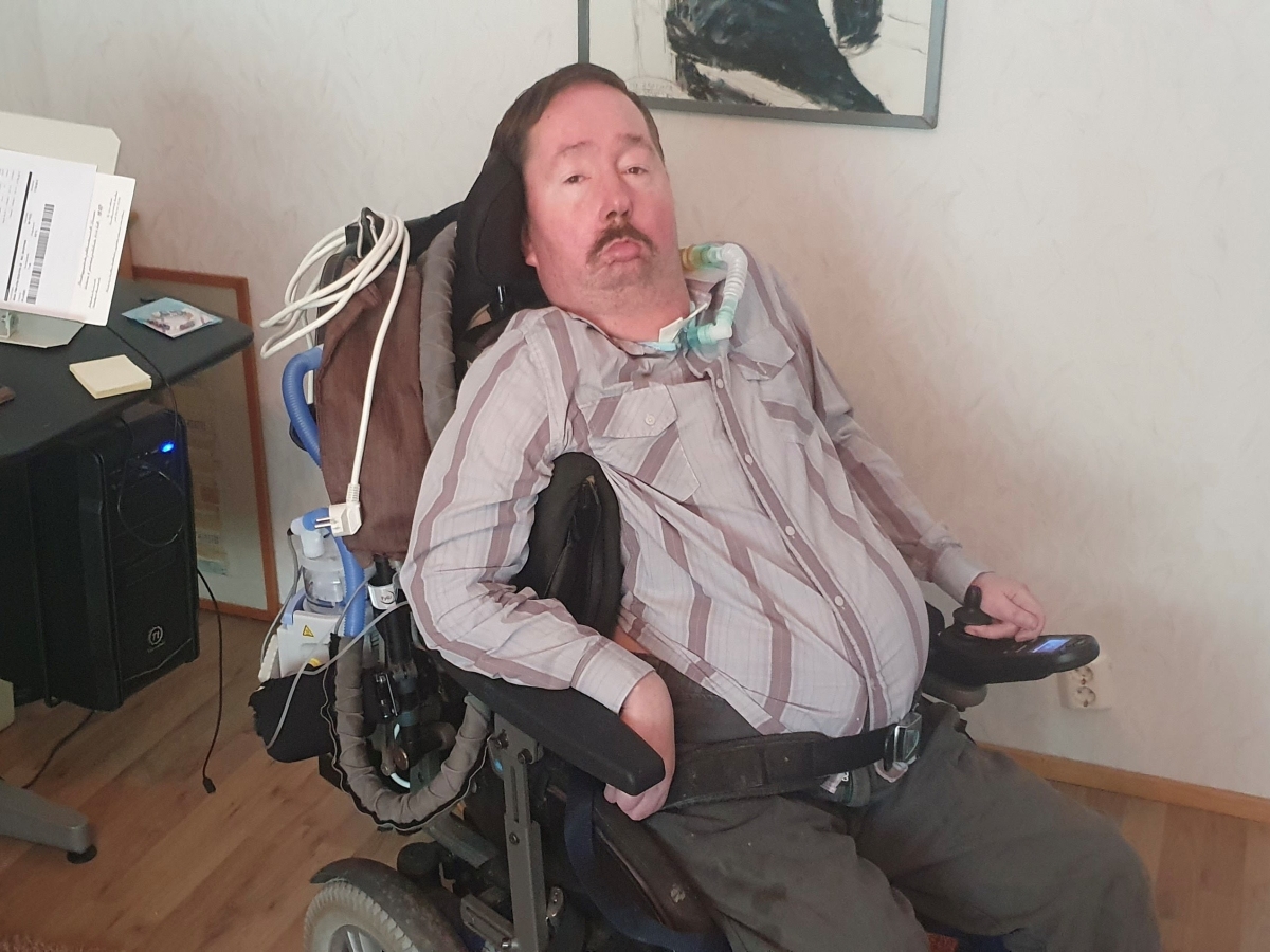 Jukka Sariolan elämään mahtuu juhlaa, arkea ja aktivismia, vaikka hengittämisestä huolehtiikin kone – Avustajan ansiosta vammainen voi toimia omilla ehdoillaan