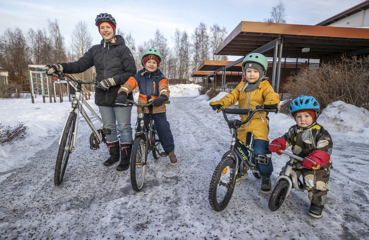 Kun Sanna Pitkänen lähtee pyöräilemään lastensa Matin, Jaakon ja Niilon kanssa, he suuntavat useimmiten leikkipuistoon tai torille jäätelölle. 
