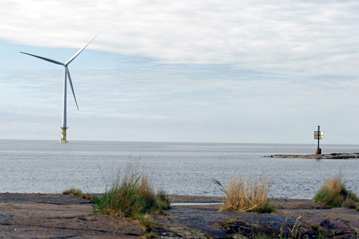 Merituulivoimala-alueita kaavaillaan lähelle rantaa eli aluevesille ja toisaalta kauas avomerelle eli Suomen valtion talousvesille. OX2:n hankkeet ovat tulossa talousvesille kauas rannikosta. Arkistokuva on Porin Reposaaresta.  