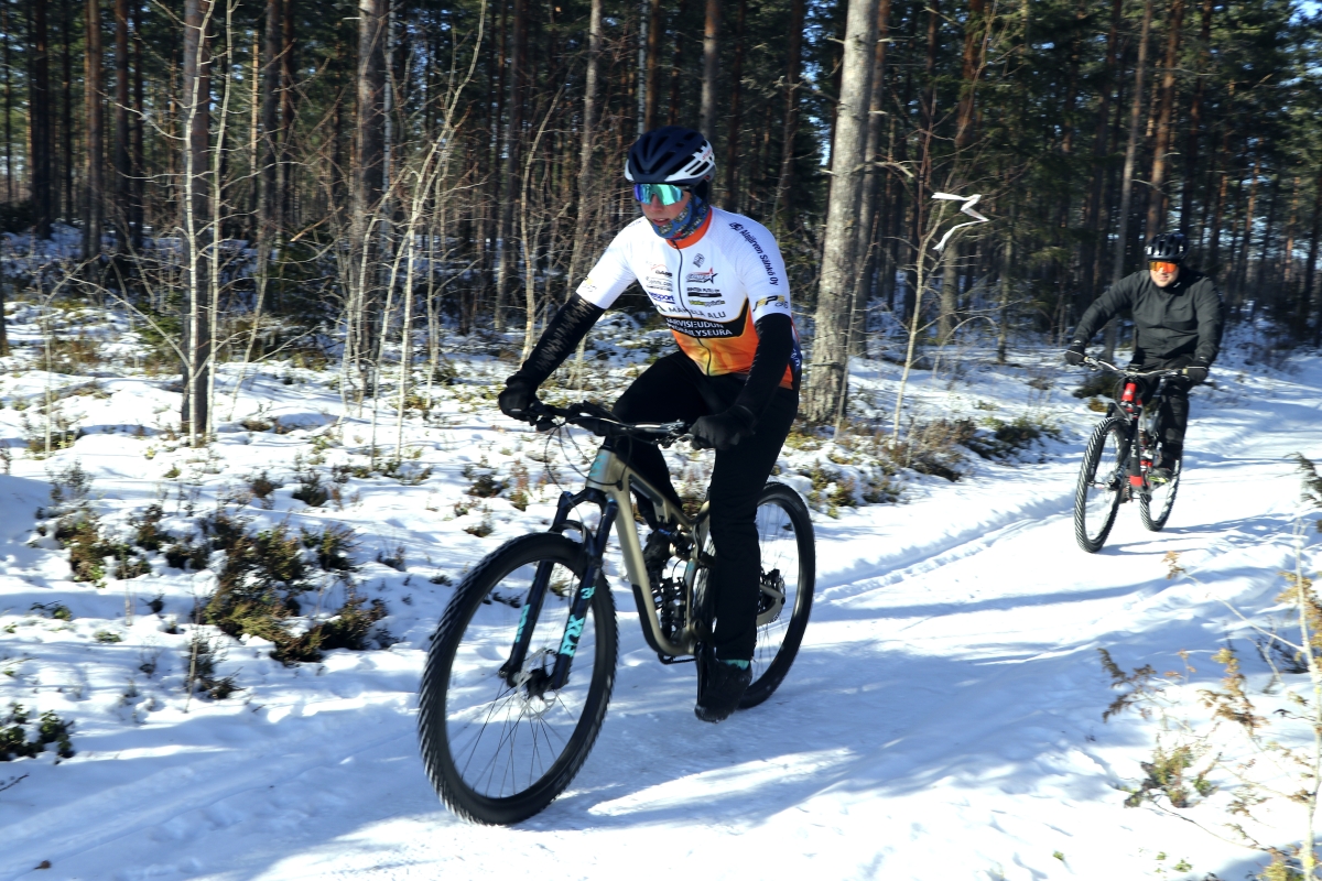 Tatu Mariapori (edessä) ja Veijo Peltomäki ovat aktiivisia maastopyöräilijöitä kesät, talvet. Mariapori myös kilpailee lajissa.