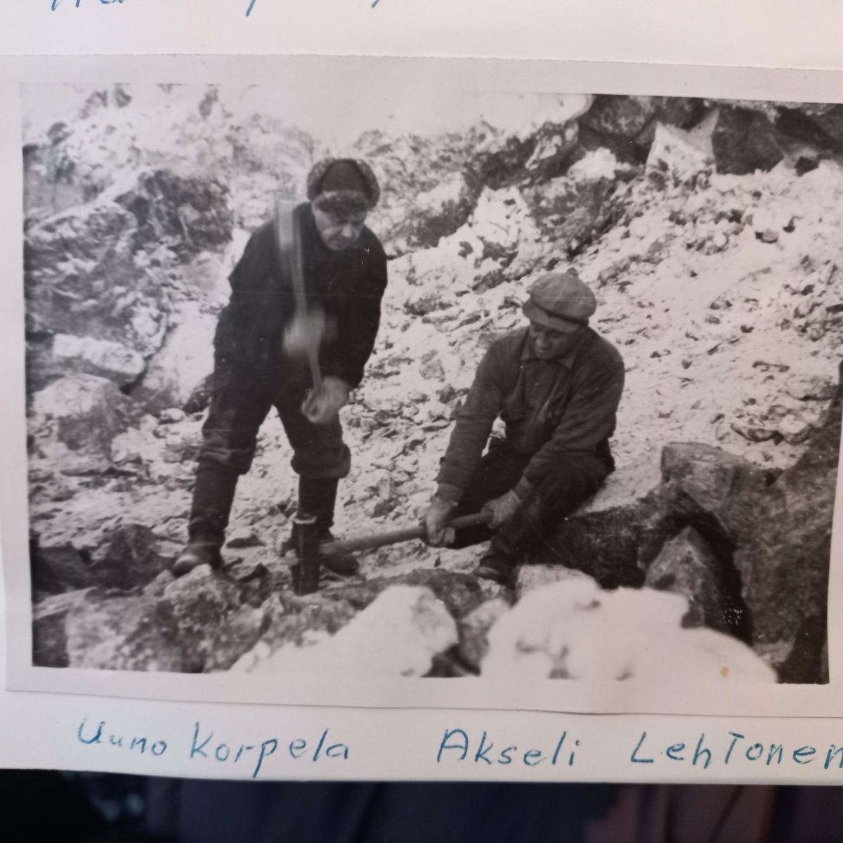 Kuvassa on Eilan Ilolan isä Akseli Lehtonen (oik.) ja hänen työkaverinsa. He olivat kivimiehiä ja rakentavat kuvassa Palosaaren järjestötalon perustuksia.