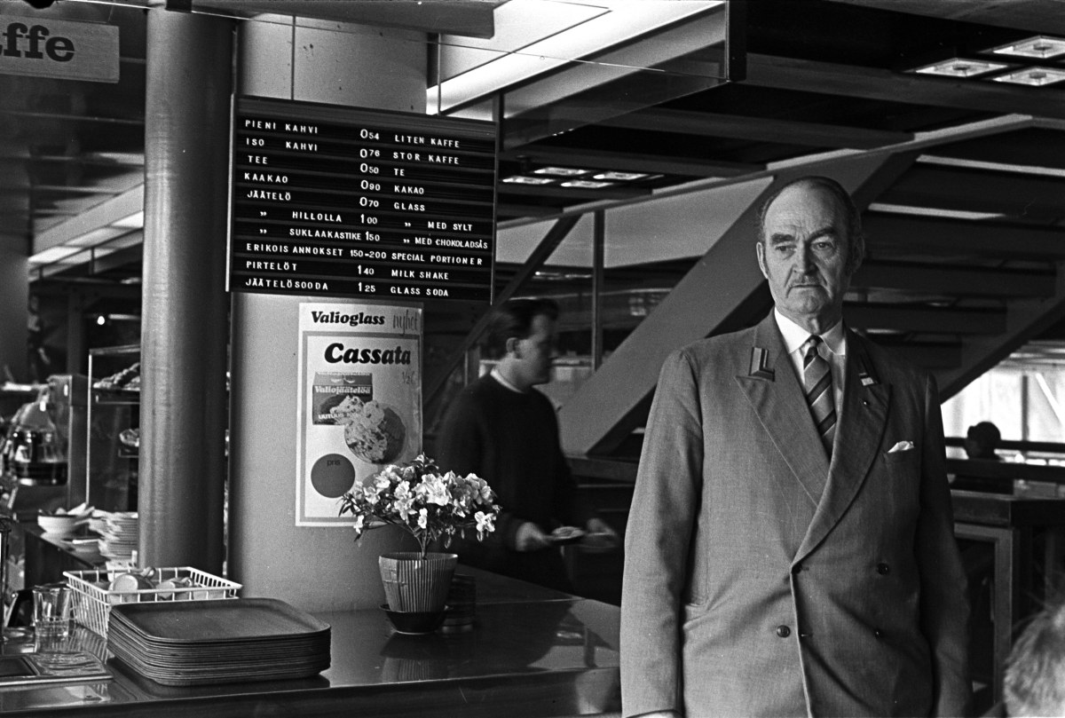 Vahtimestari Eriksson pitää järjestystä yllä cafeteriassa vuonna 1963.  