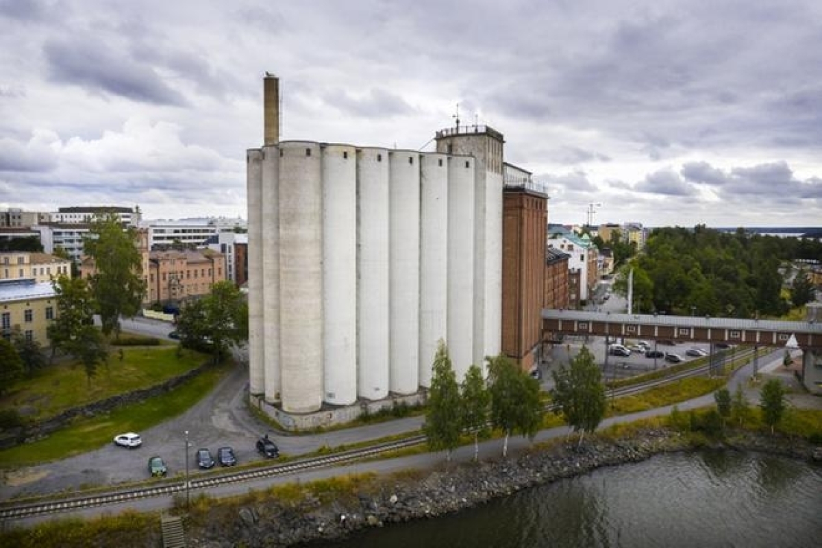 Varsinaisten siilojen purku tapahtuu kohti Åbo Akademin tiloja. Ensimmäisinä purettavat siilot ovat kuvassa vasemmalla. Arkistokuva.