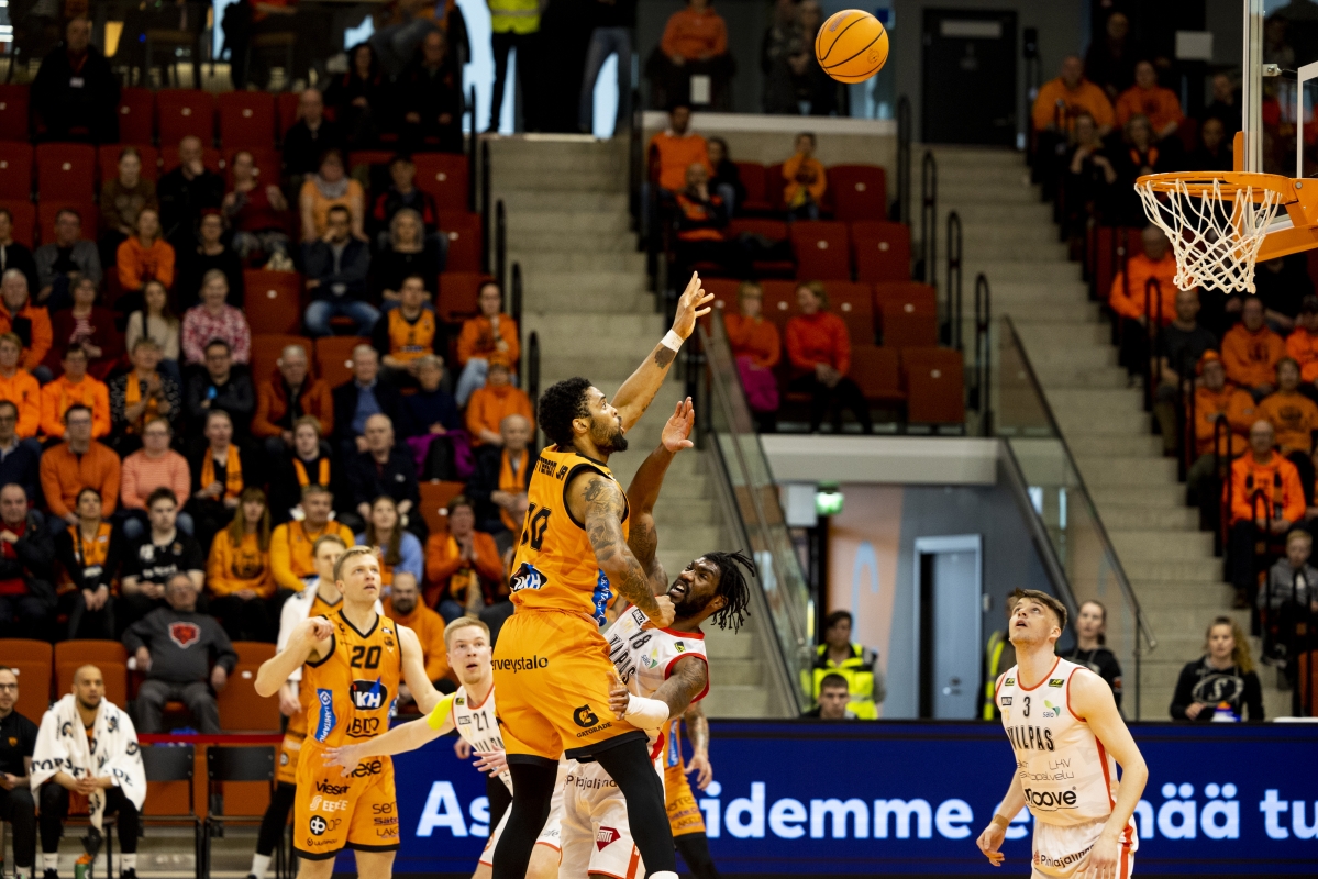 Karhu Basket voitti välierissä Salon Vilppaan ja kohtaa loppuottelusarjassa Helsinki Seagullsin. Kuvassa korkeimmalla Karhu Basketin Manny Patterson.