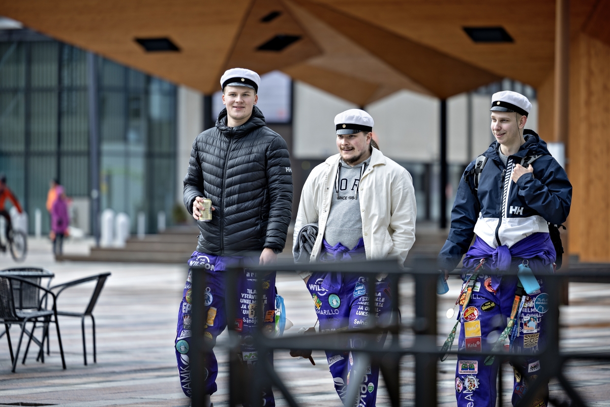 Juho Hietanen, Nuutti Normala ja Eemeli Ahoniemi kävivät vappuaattona pesemässä Seinäjoen rautatieaseman edessä olevaa patsasta, mikä on opiskelijoiden jokavuotinen perinne.