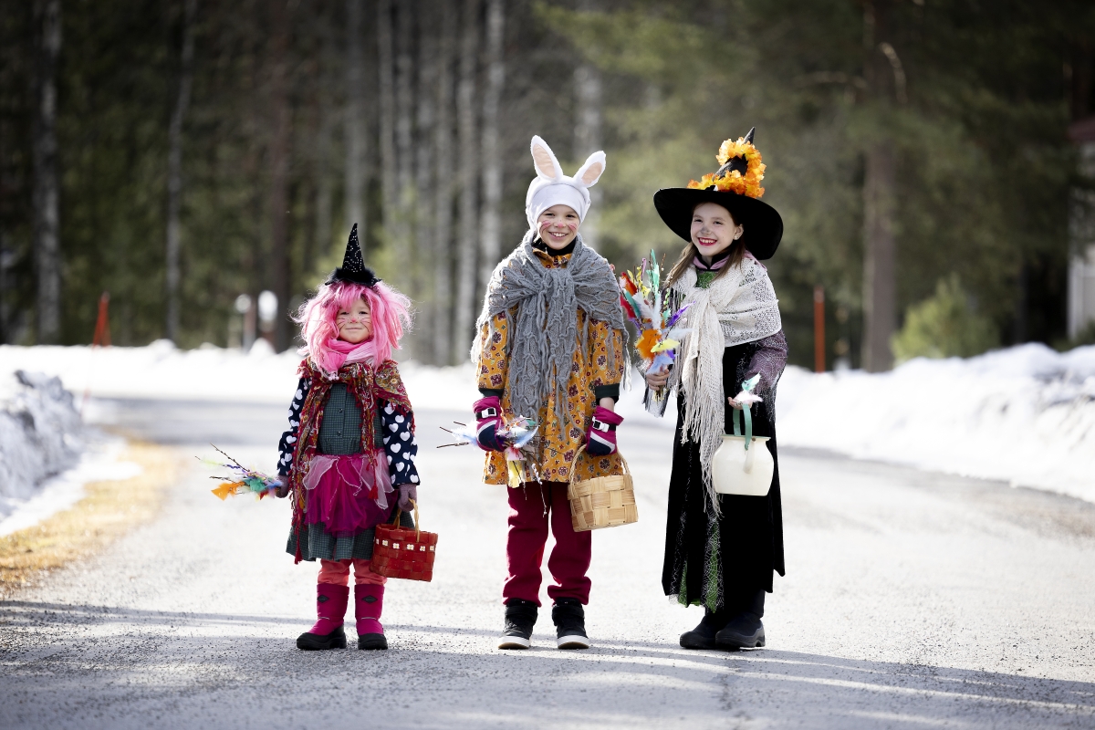 Jalasjärveläiset Aini, 4, ja Amalia Häkkinen, 9, sekä Fiia Niemi, 9, lähtivät jännittyinä virpomiskierrokselleen lauantaiaamuna.