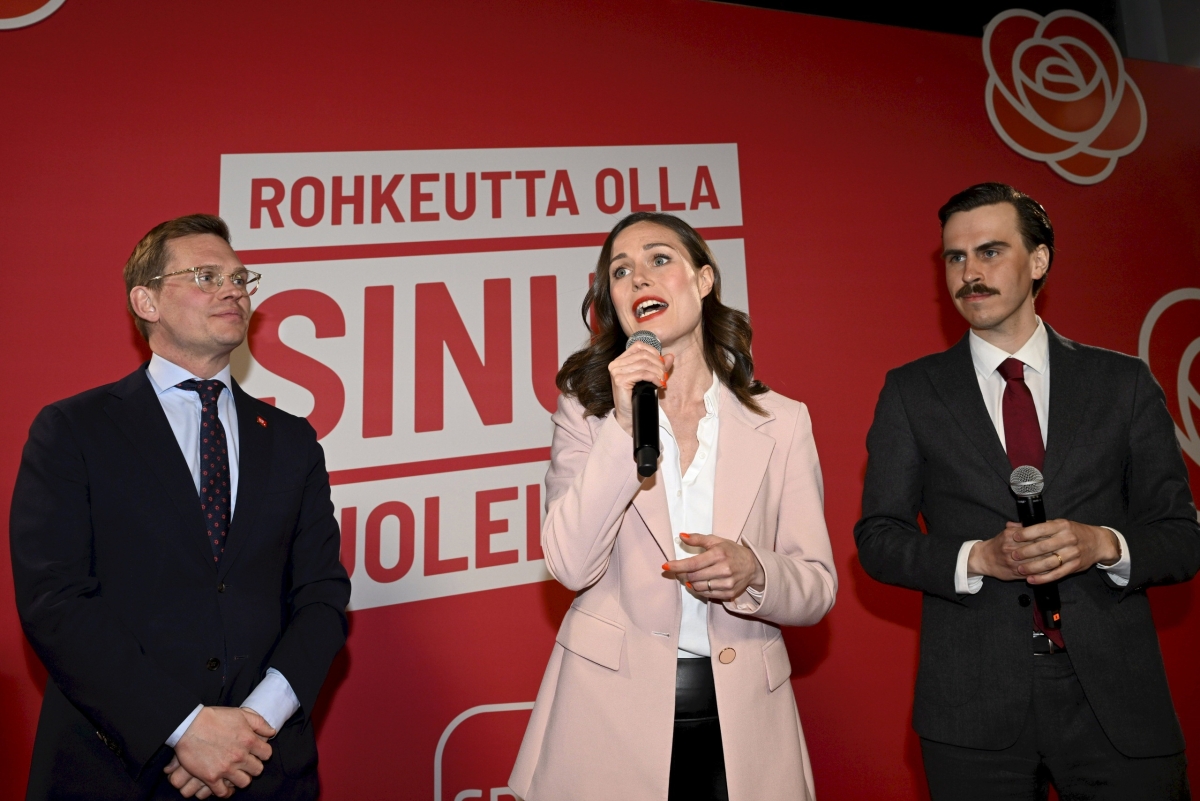 SDP:n puoluesihteeri Antton Rönnholm (vasemmalla), puheenjohtaja Sanna Marin ja varapuheenjohtaja Matias Mäkynen puolueen vaalivalvojaisissa Helsingissä. 