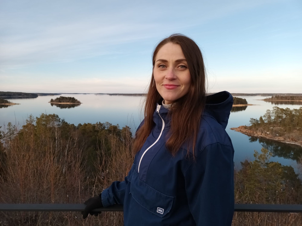 Alahärmäläislähtöinen Henna Holmström on ylpeä siitä, että oppi ruotsin kielen, vaikka kouluaikoina kyseinen oppiaine tuotti tuskaa. 