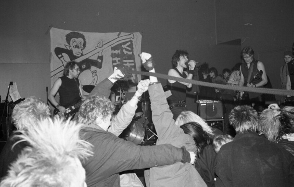 Punkin kulta-aikaan Terveet kädet -yhtye esiintyi Vaasassa.