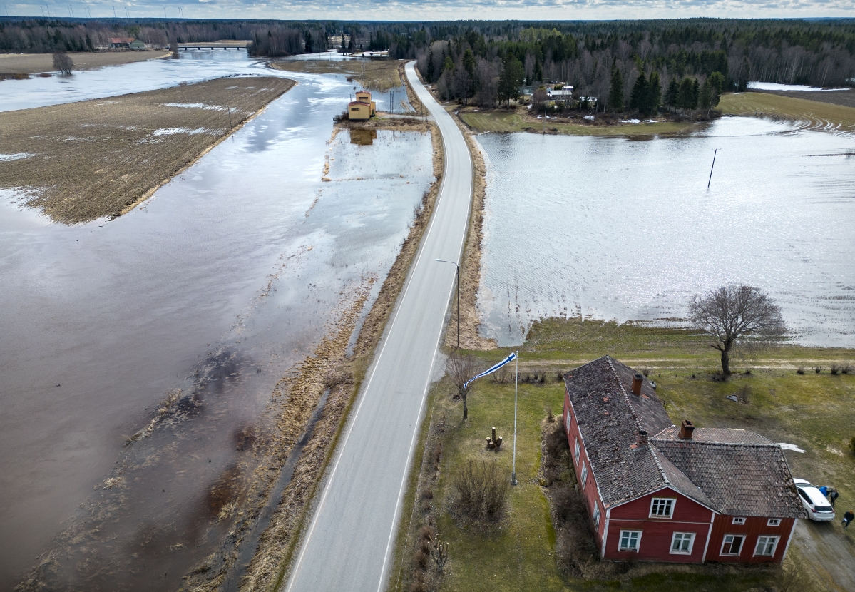 Kyrönjoen vieressä asuvien Uusitalojen vanhaa taloa ympäröivät pellot peittyvät joka vuosi vedellä.