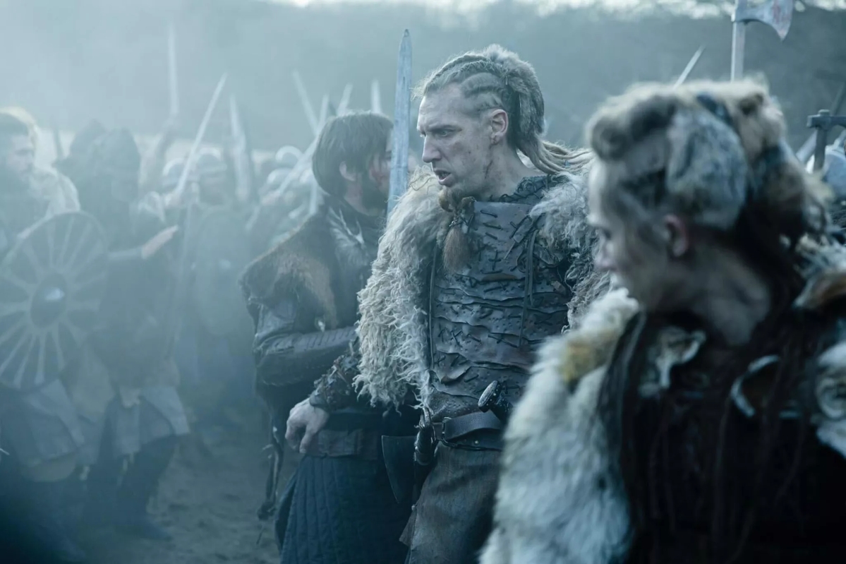 "Kuin Game of Thrones, mutta enemmän historiaa ja vähemmän lohikäärmeitä", Variety-lehti kuvailee tarinaa. Vaasassa varttunut näyttelijä (kuvassa keskellä) esittää elokuvassa tanskalaista soturikuningasta. 