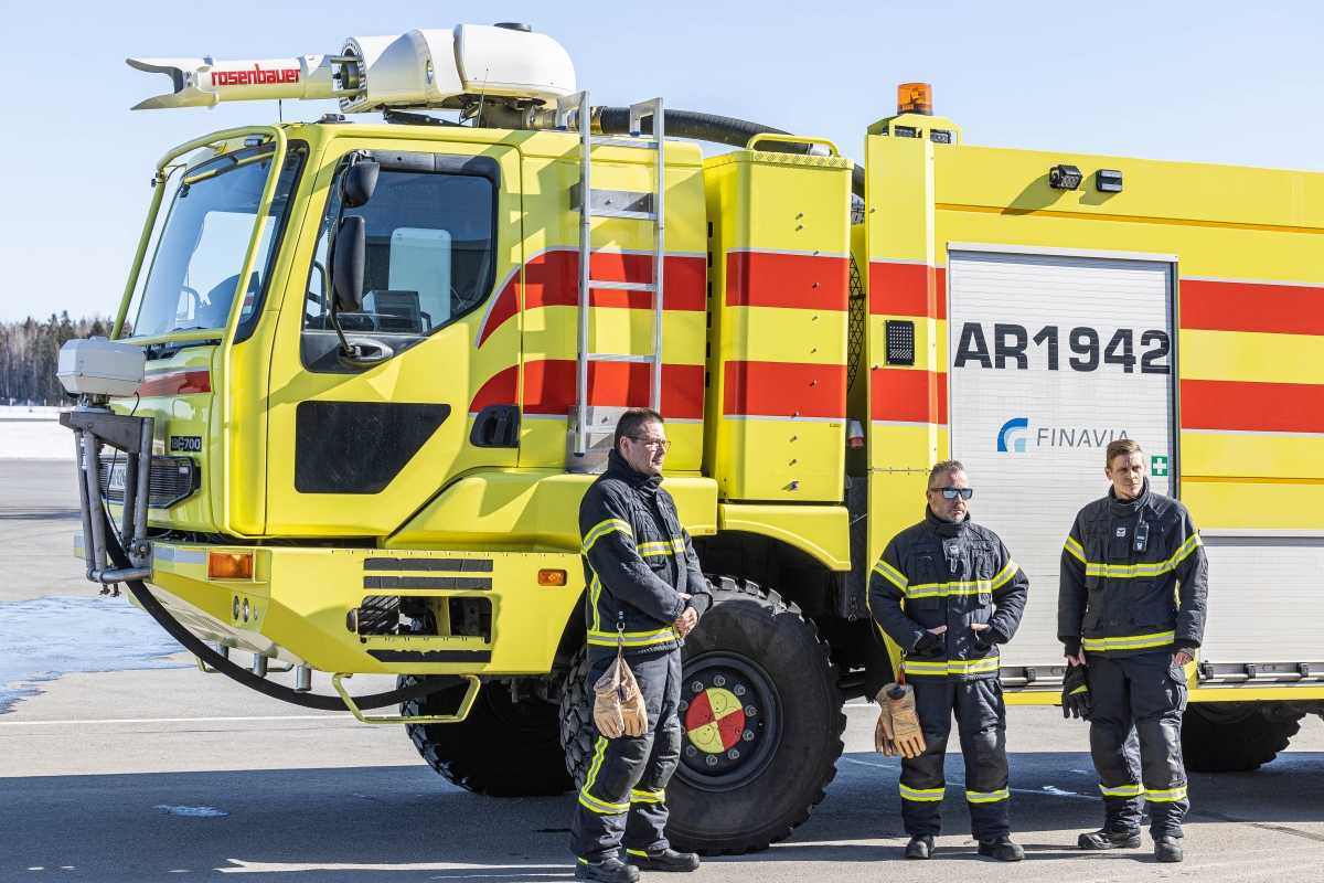 Harri Kolehmainen, Timo Ristimäki ja Kaj Hietamäki Finavian pelastuspalvelusta Vaasan lentoasemalta osallistuivat viime viikolla suuren teollisuuspalon sammutustöihin. Raskaalla vaahtoyksiköllä on ominaisuuksia, joita pelastuslaitoksen kalustolla ei ole.