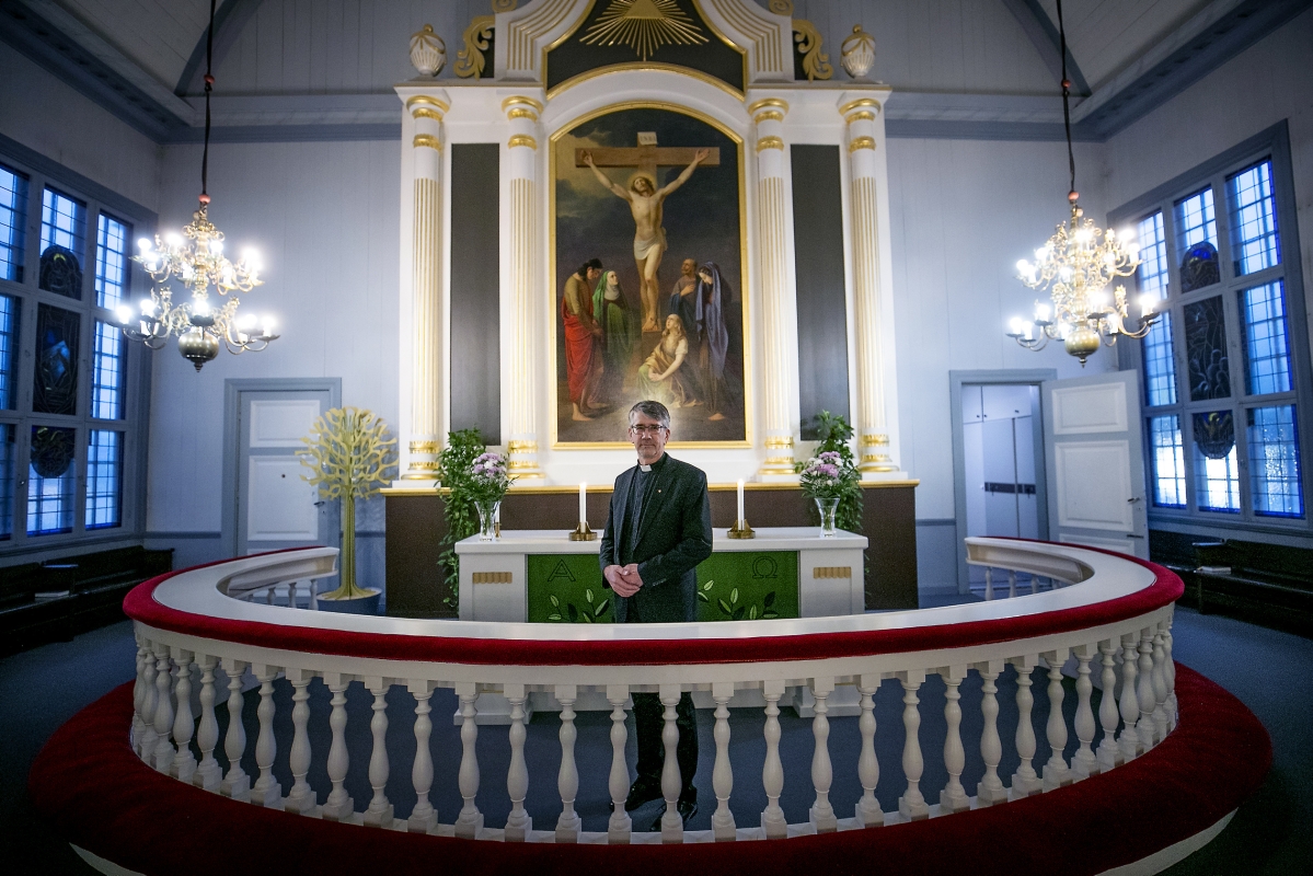 Piispa Matti Salomäki on vihitty 
avioliittoon Lapuan kirkon alttarilla. Samassa paikassa hän on siunannut avioliittoon kaksi lastaan.