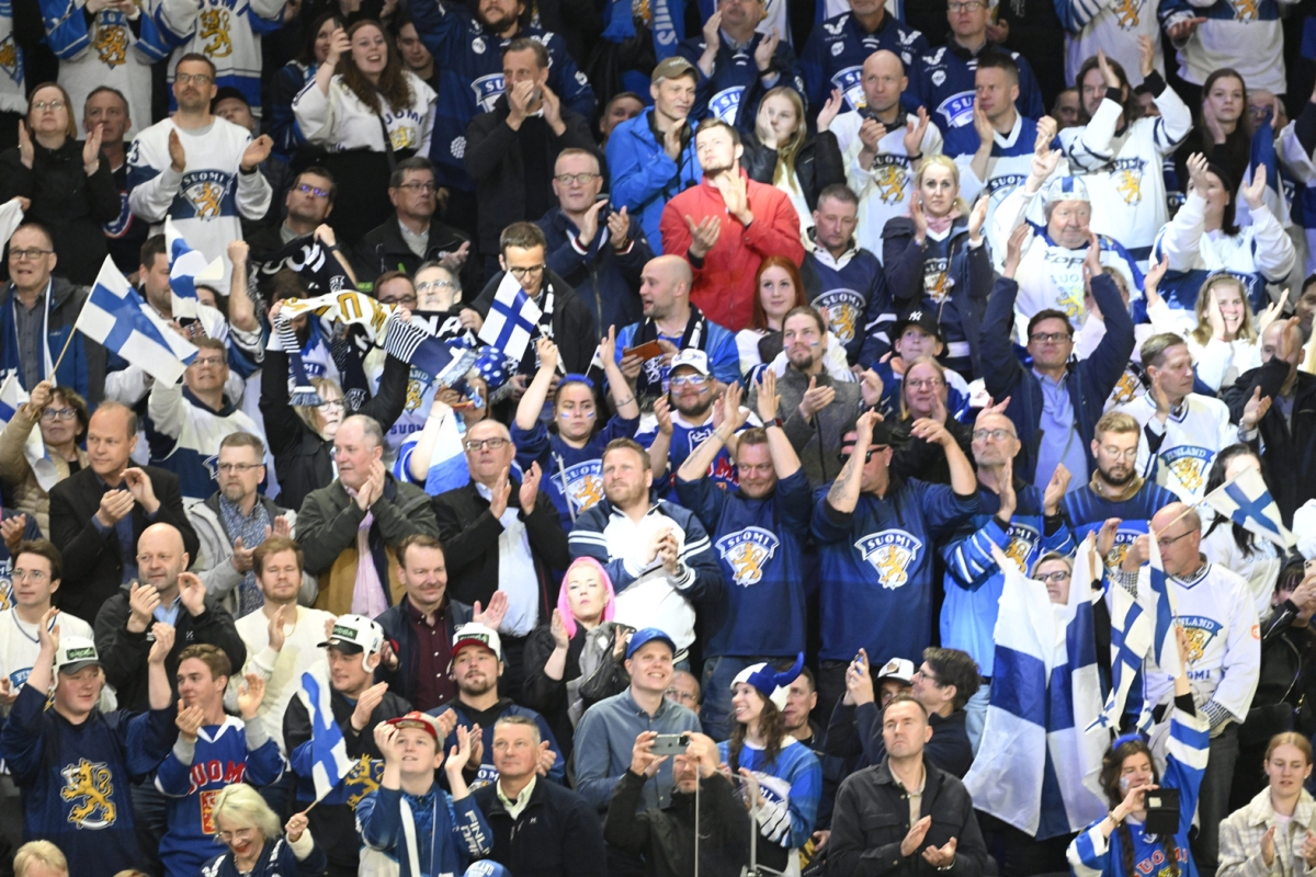 Tampereen areena on täyttynyt jälleen iloisista Leijona-faneista.