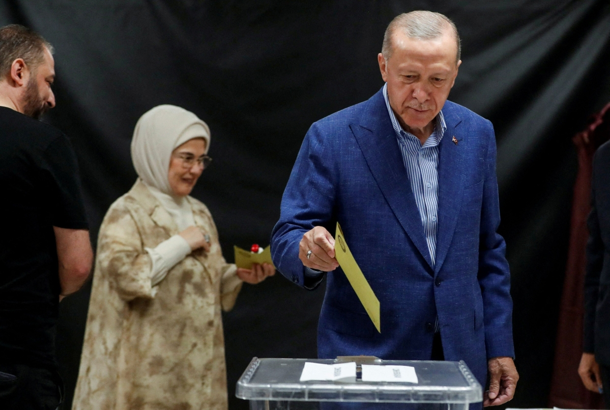 Vaaleissa ratkeaa, jatkuuko istuvan presidentin Recep Tayyip Erdoganin yli parikymmentä vuotta kestänyt valtakausi. Erdogan äänesti Istanbulissa vaimonsa Eminen kanssa. LEHTIKUVA/AFP