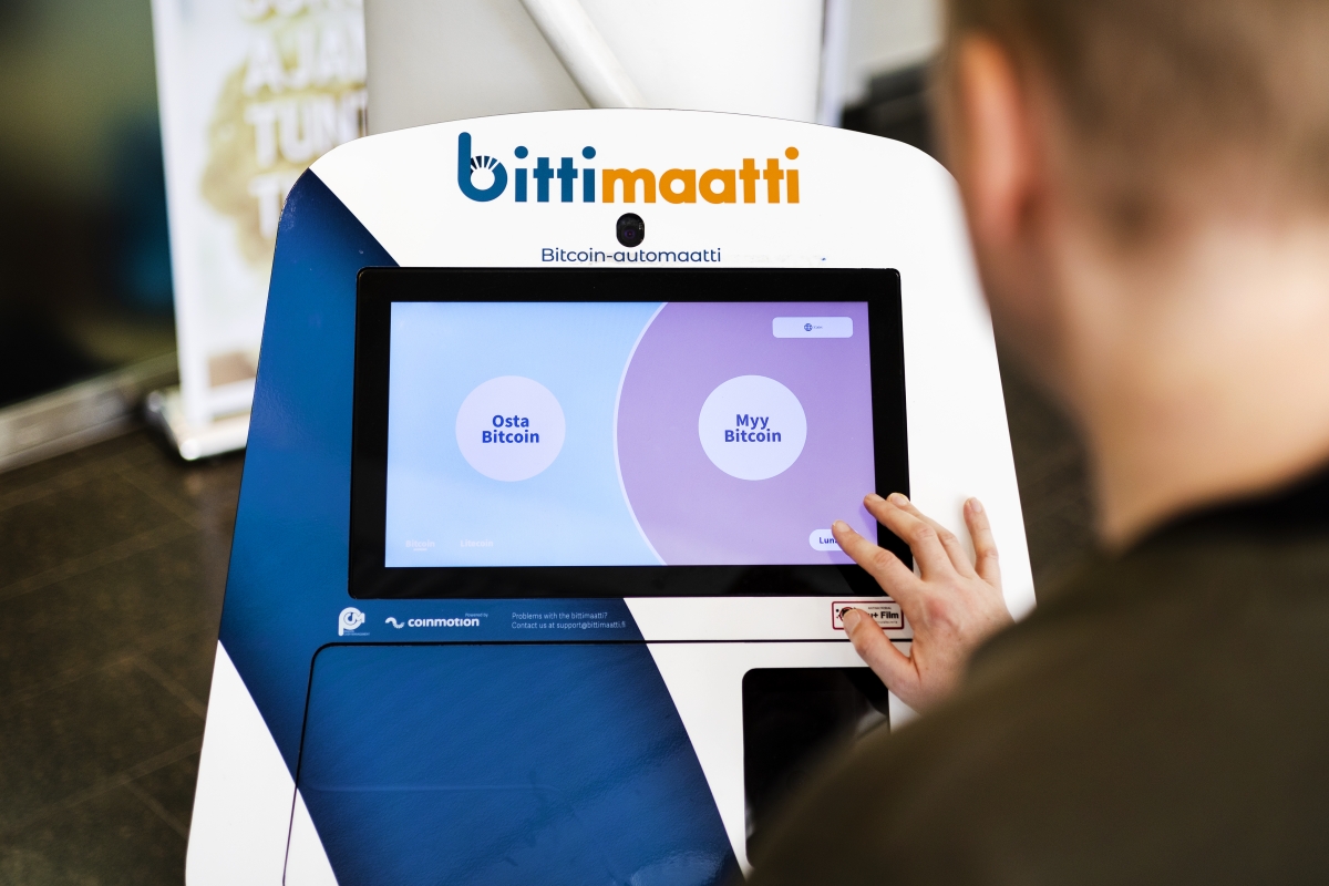 Bittimaatit ovat bitcoinien ja kryptovaluuttojen ostamiseen ja myymiseen tarkoitettuja käteisautomaatteja. Huijarit ja rikolliset vaativat usein rahasiirtojen sijaan bitcoineja.