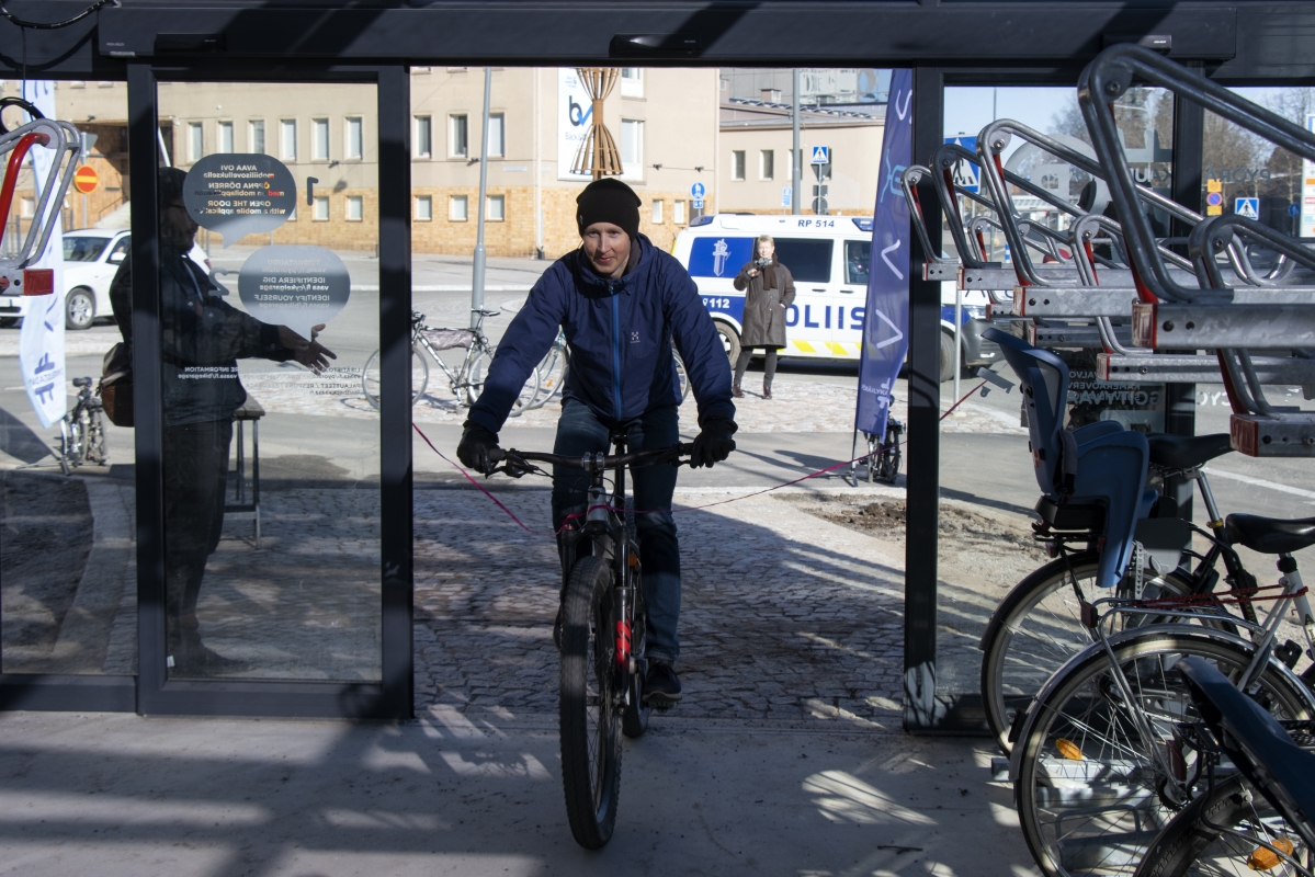 Pyöräilyn projekti-insinööri Samuli Huusko suoritti virallisen avajaisseremonian ajamalla avajaisnauhan läpi.