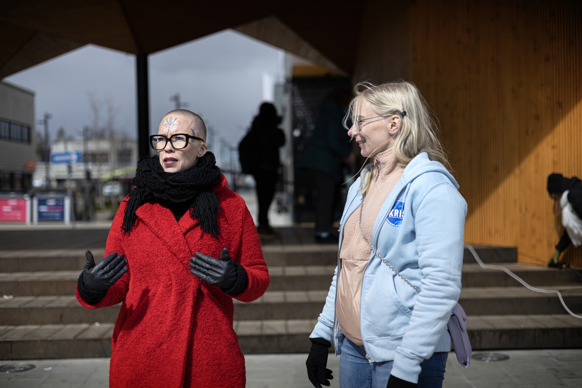 Tanja Aalto (vas.) ja Jenny Latva haluavat lisätä huomiota päihderiippuvaisten läheisille.