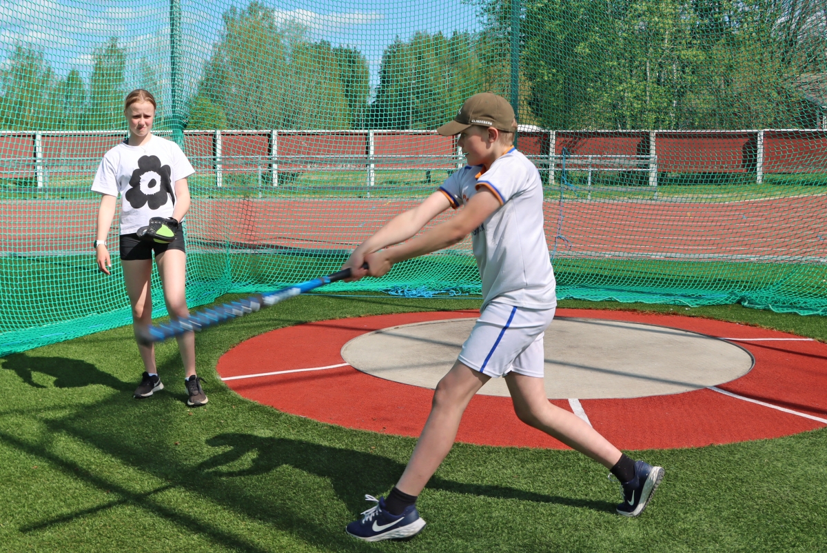 KuKun pesäpallojaoston lajipisteellä lyöntitehojaan testasivat Sara Korpela ja Sulo Jokinen.