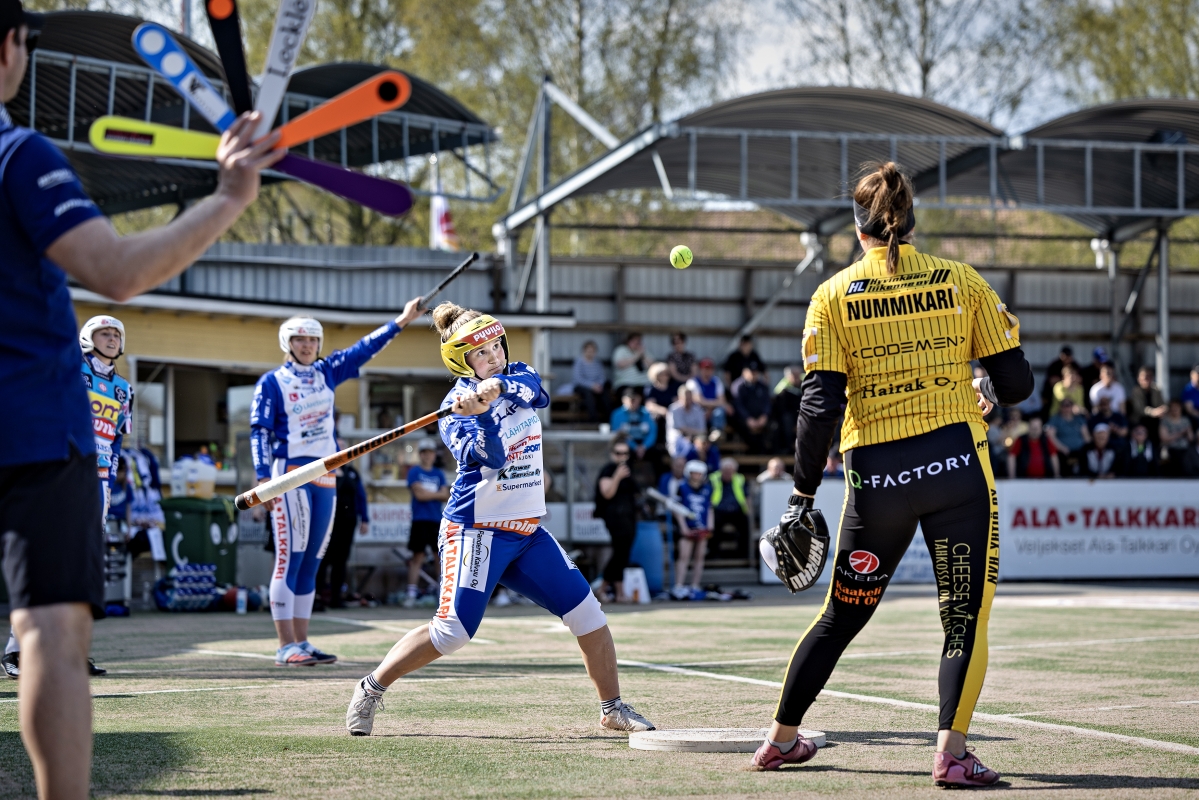 Yhden juoksun lyönyt Anni Heikkilä palkittiin Virkiän parhaana. Heikkilä jännitti ennen peliä siskonsa kohtaamista.