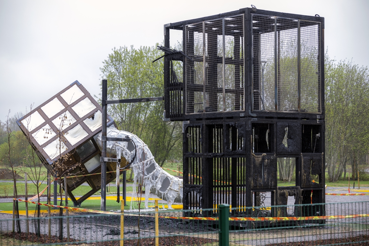 Olavin leikkipuiston kiipeilyteline ja liukumäki tuhoutuivat tulipalossa Mustasaaressa. Kunta valmistelee 150 000 euron korvausvaatimuksia.