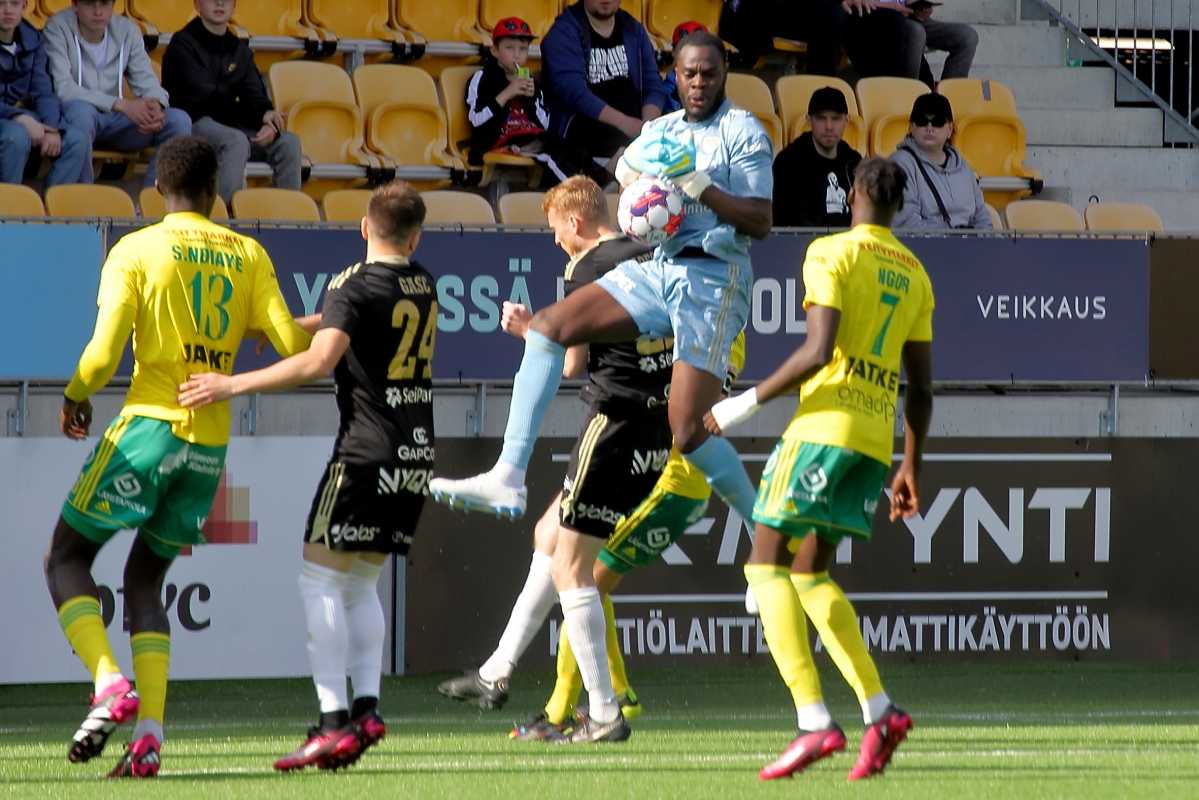 Maalivahti Ovie Ejeheri ja SJK:n puolustus ovat pelanneet kauden seitsemässä liigaottelussa viisi nollapeliä ja päästäneet vain kaksi maalia. Arkistokuva.