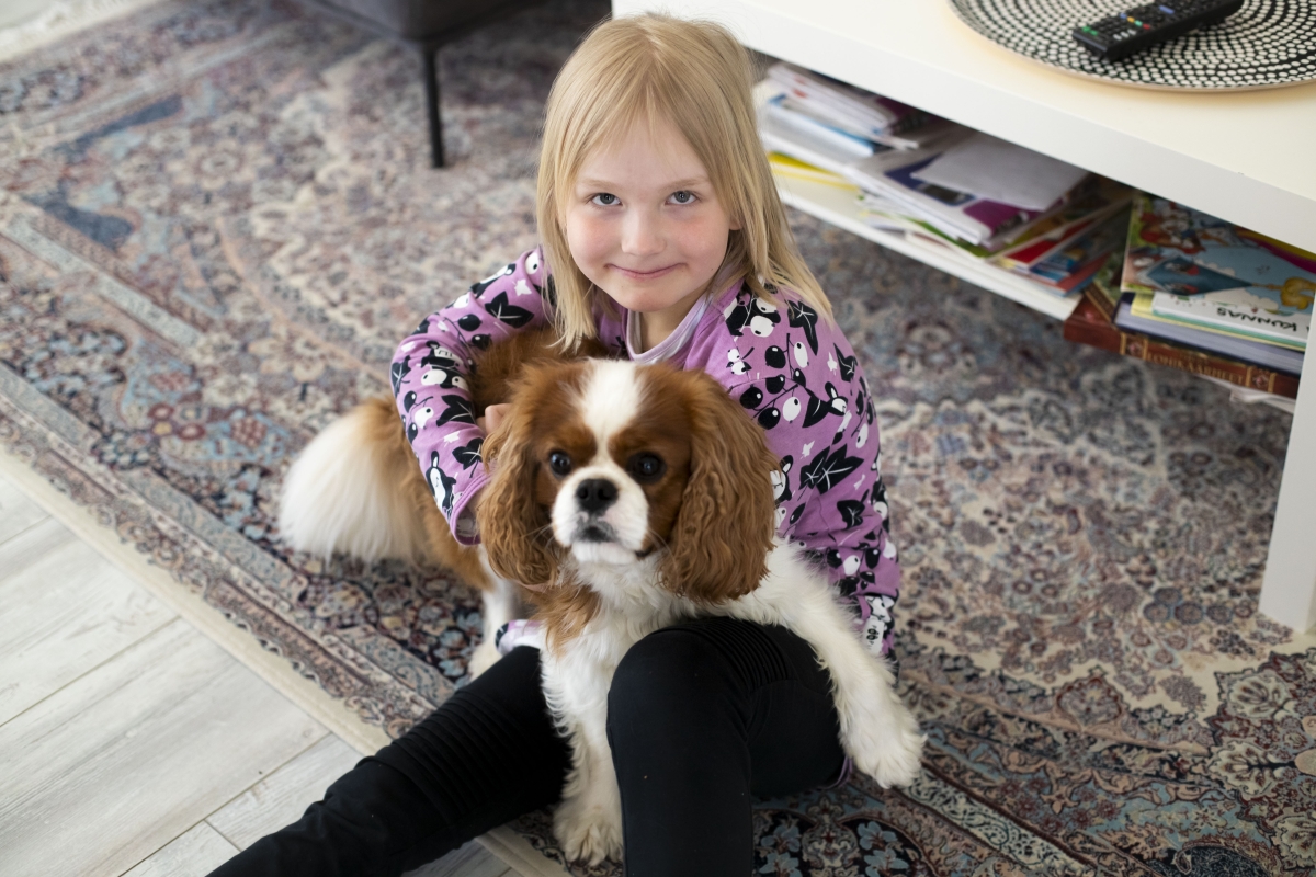 Armas-koira pitää ykkösluokkalaiselle Emma Eväsojalle  ja hänen veljelleen Eetulle kotona seuraa, kun vanhemmat ovat töissä. 