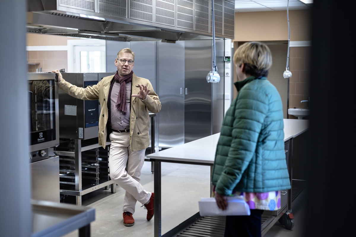 Kaupunginarkkitehti Jussi Aittoniemi ja kaupungin johdon sihteeri Anita Stenfors kävivät uutuuttaan kiiltävässä kartanon keittiössä keskiviikkona. 