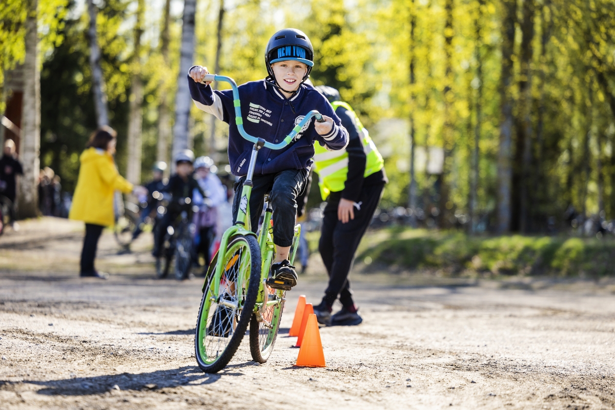 Kolmasluokkalainen Veikko Palomaa kertoo, että kypärän käyttäminen on pyöräillessä tärkeää.