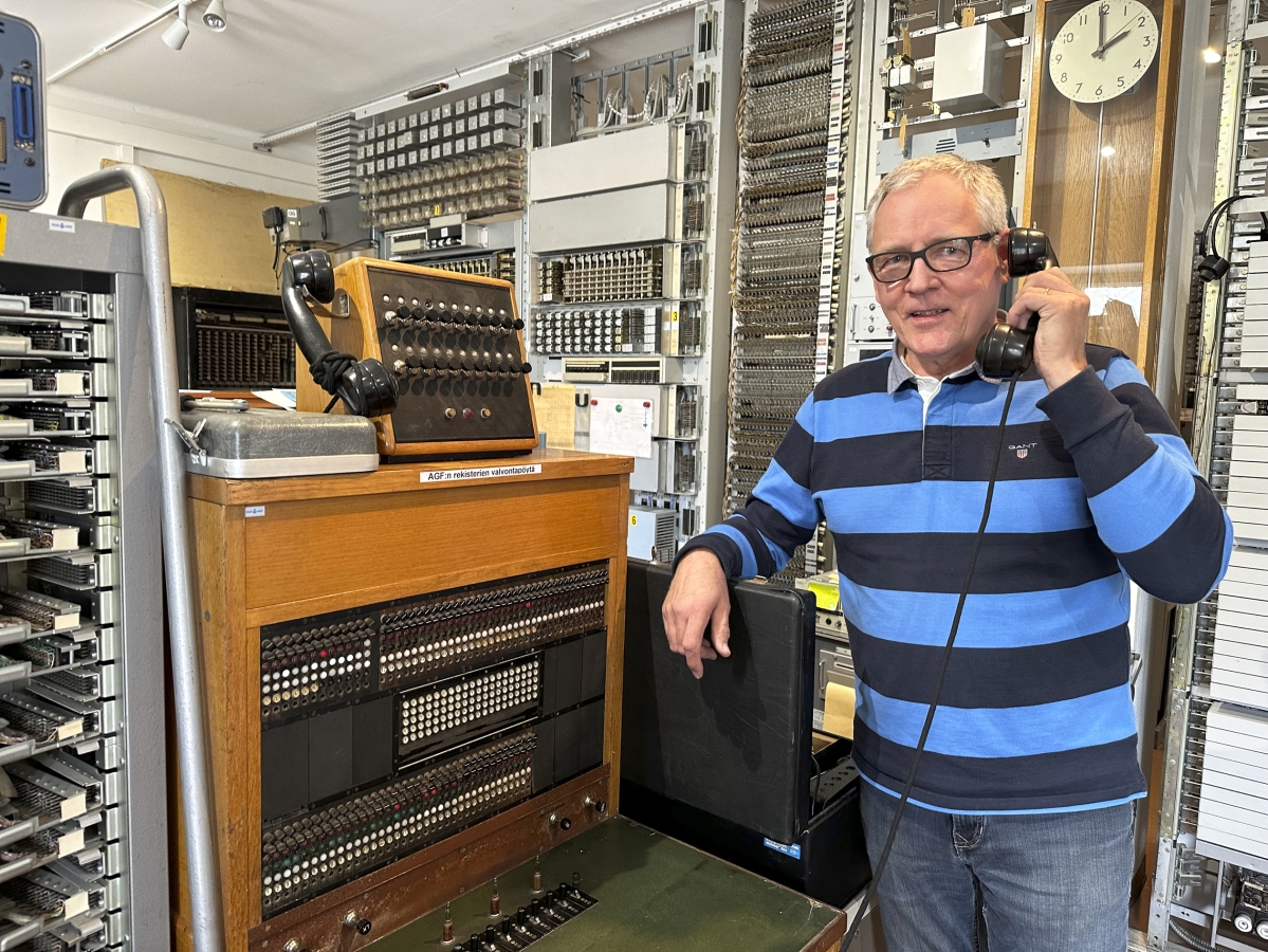 Yhdistyksen puheenjohtaja Seppo Rajamäki tuntee puhelinmuseon esineistön kuin omat taskunsa. Esillä on puhelimien lisäksi paljon asennukseen liittyvää tekniikkaa.