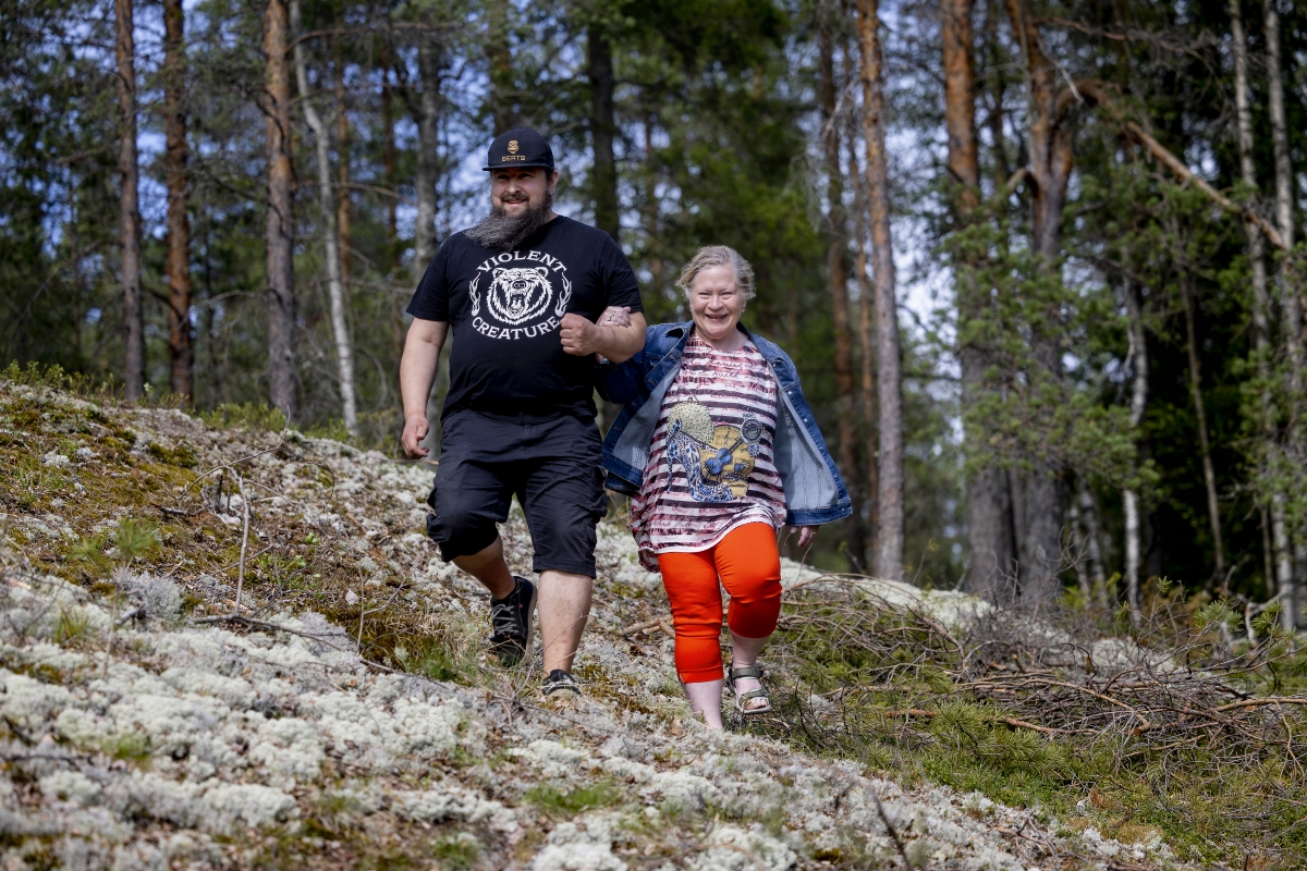 Ville Karhulle ja Jaana Väre-Hautalalle vertaistuella on iso merkitys sairauden nujertamisessa.