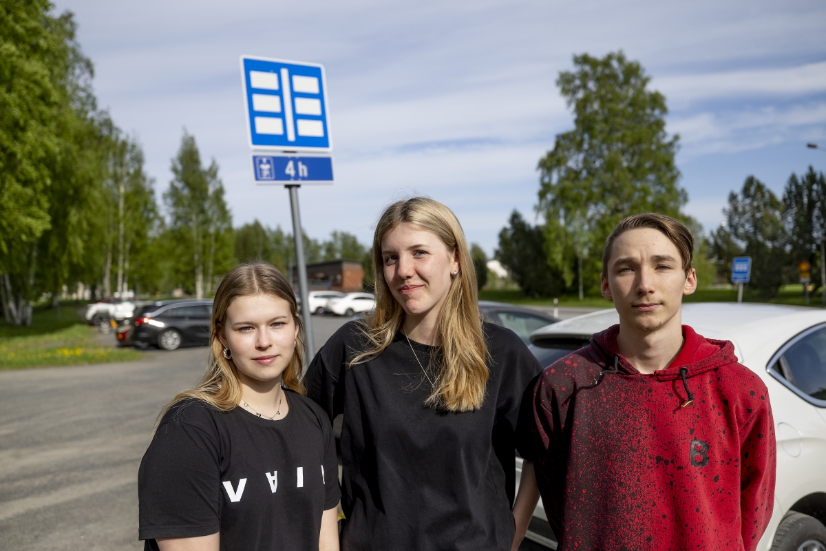 Seinäjoen lukion opiskelijat Ellen Mäki-Maunus, Esme Ulve ja Mikael Kauppi ovat jyrkästi pysäköintirajoitusten muutoksia vastaan.