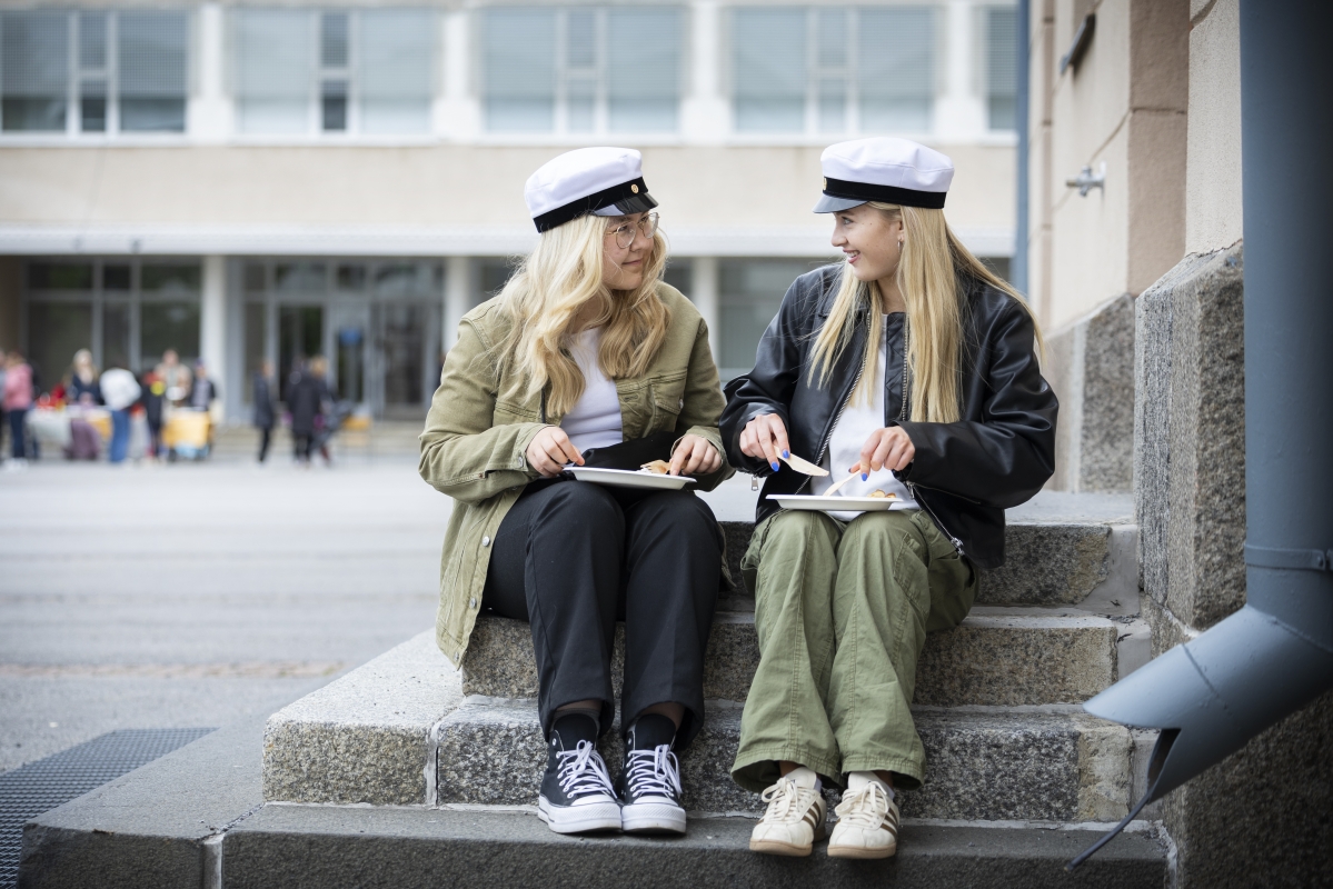 Aada Byholm ja Filippa Högnäsbacka pitävät ”Öviksen” lukiolaisia motivoituneina ja tavoitteellisina.