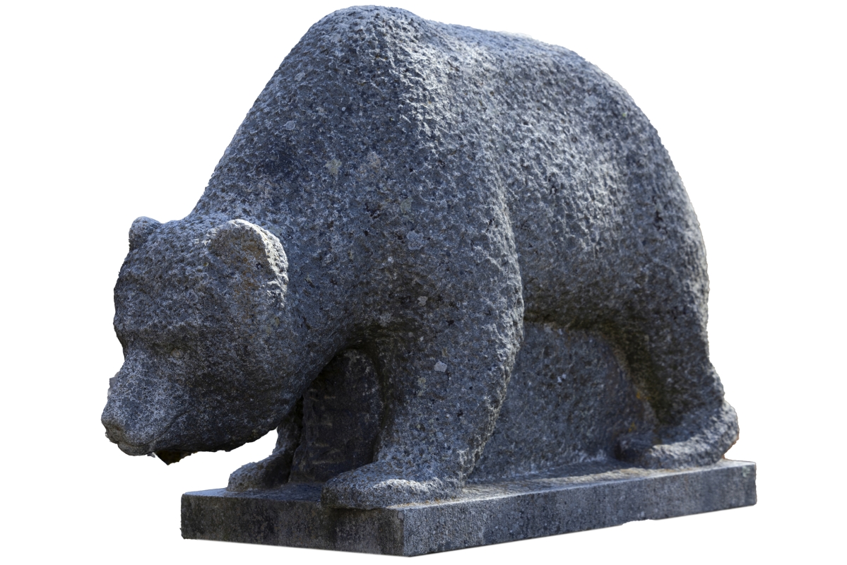 Patsas numero 10. Vaasassa on kaksi Karhu-patsasta. Kuvan Karhu on Koulukadun ja Rantakadun välissä sijaitsevassa Koivupuistossa (1920-luvun alkupuoli). Toinen Karhu on Pohjanmaan museon etupihalla.