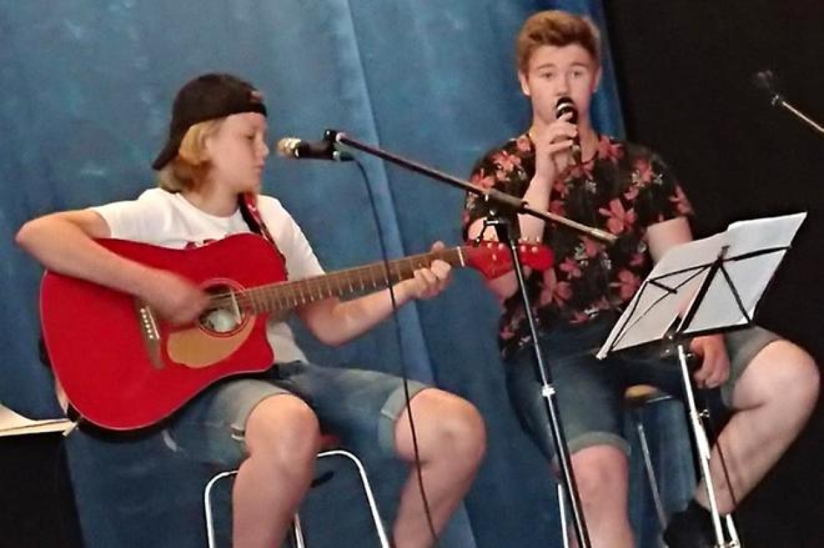Only Beat Duo eli Aleksi Yli-Sikkilä, kitara, ja Onni Kivipelto, laulu, esiintyivät taannoin Alajärven Yrittäjien tilaisuudessa.