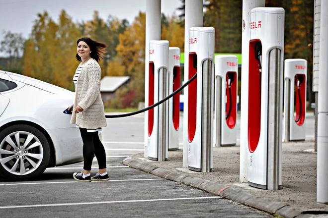 Sähköautoja voi ladata esimerkiksi Jalasjärvellä Juustoportin pihassa.