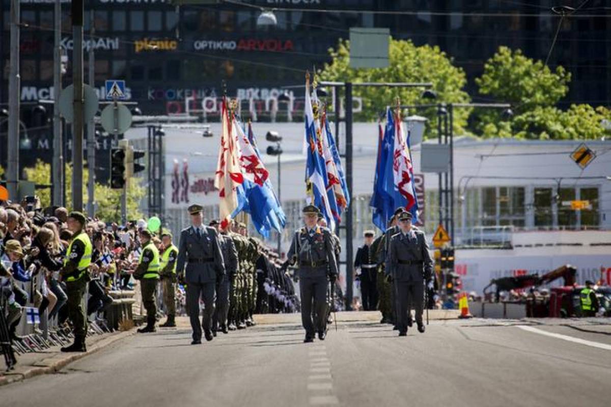 Puolustusvoimain lippujuhla täyttää kaupungin – Paraatikatselmuksen ja  ohimarssin lisäksi tarjolla on kalustonäyttelyjä ja konsertti |  Ilkka-Pohjalainen