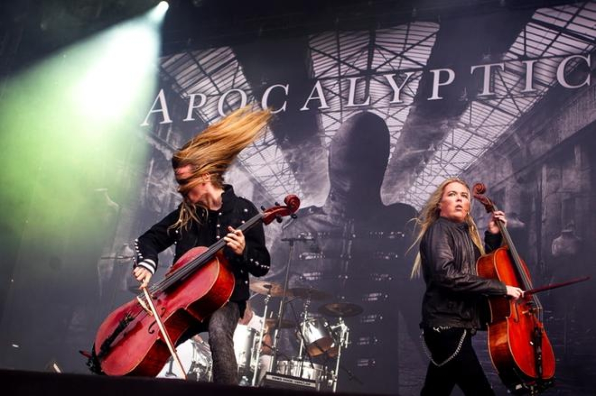 Apocalyptica kiertää edelleen tiiviisti Eurooppaa. Vaasan vuoro on ensi heinäkuun lopussa. Kuvassa selloineen Perttu Kivilaakso ja Eicca Toppinen. 