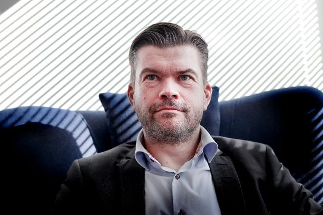 Apulaiskaupunginjohtaja Juha Luukko ja muut Kurikan kaupungin työntekijät suhtautuivat feikkiuutiseen huumorilla.