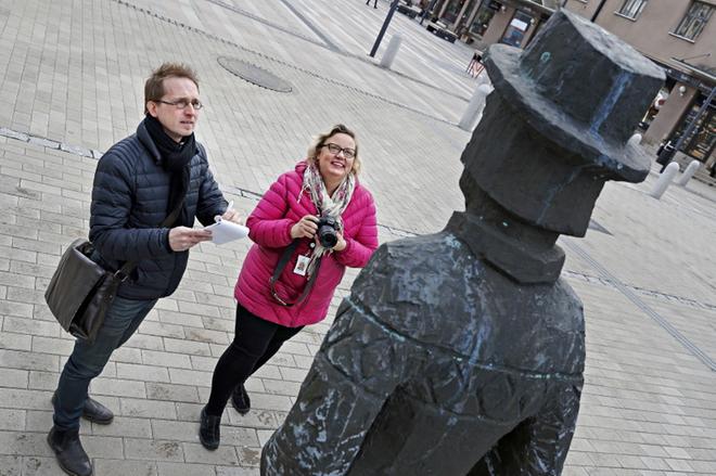 Koronaepidempian aikana Eparin päätoimittajana Tero Hautamäki ja toimittaja Virpi Kupiainen-Ämmälä ovat jututtaneet ihmisiä pääasiassa puhelimitse. Jussi-patsas ei aiheuttanut tartuntavaaraa kumpaankaan suuntaan.
