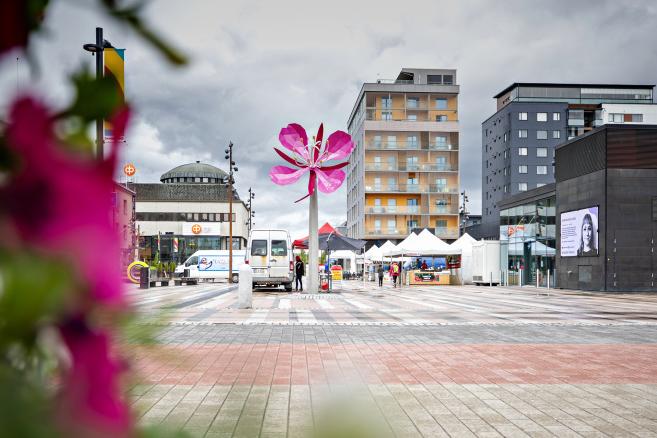 Keskustori ja sen alle rakennettu parkkihalli on ollut monen vuoden projekti. Kansi valmistui vuonna 2019. Tori on kokonaan valmis lähiviikkoina, kun toripavilijongin äänentoistolaitteet saadaan asennettua.