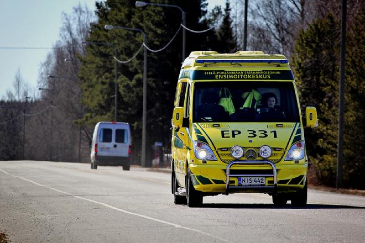 Henkilöauto ja pikkubussi kolaroivat Ähtärissä – yksi loukkaantui vakavasti
