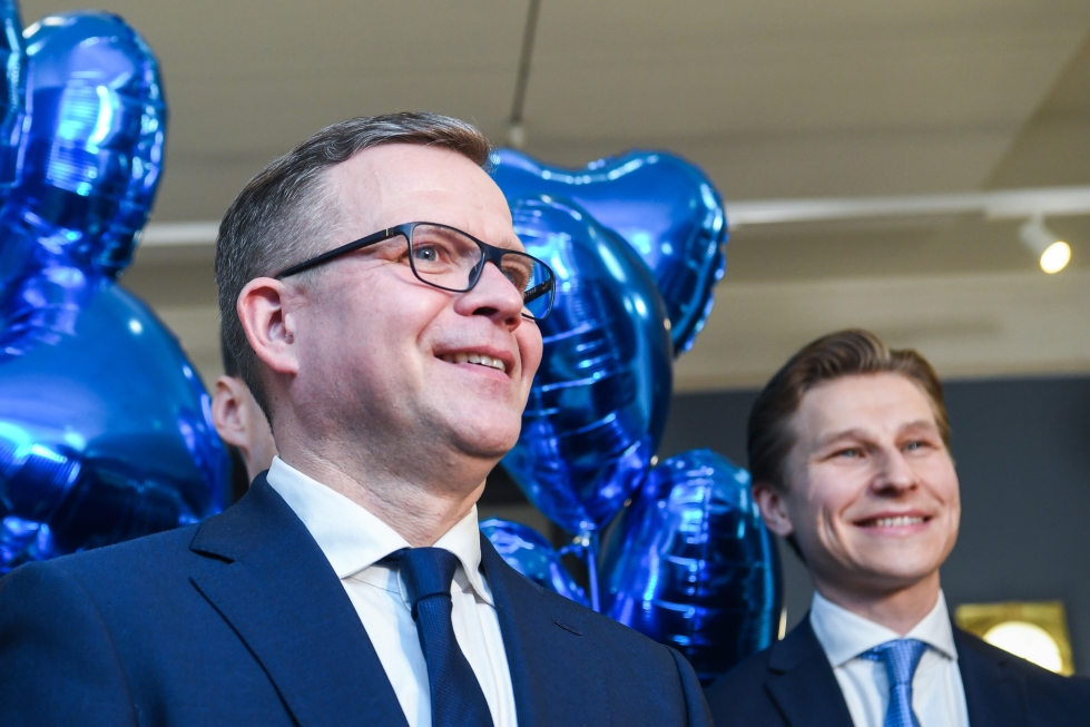 Petteri Orpo onnistui pitämään kokoomuksen gallup-paalupaikan myös vaaleissa, ainakin ennakkoäänten laskennan perusteella. Antti Häkkäsen (oik.) ilme kertoi kaiken heti kahdeksan jälkeen puoluetoimistolla.