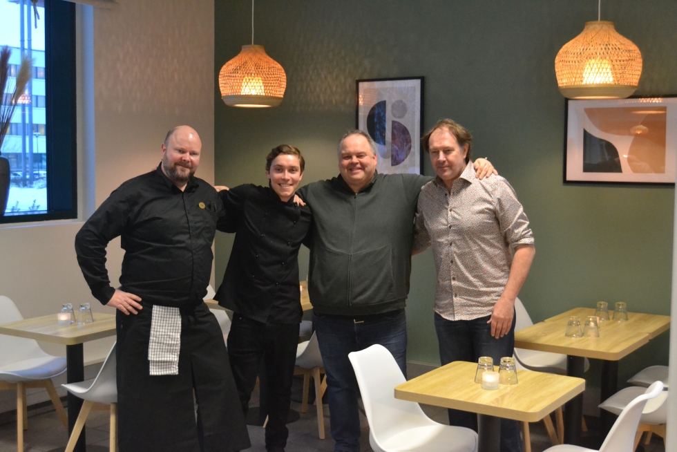 Tom Söderholm (vas.) toimii ravintolaisäntänä ja Benjamin Smith kokkina Smithin, Saku Railion ja Tapani Hovin perustamassa uudessa lounasravintolassa.