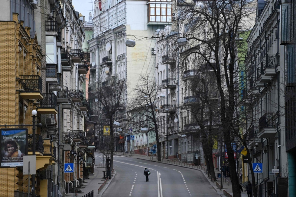Mies kävelee Kiovan autioituneella kadulla. Kuvituskuva. LEHTIKUVA/AFP