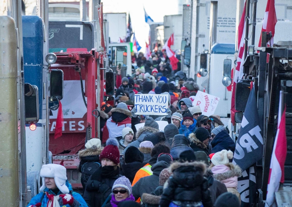 Sadat rekka- ja kuorma-autokuskit ajoivat lauantaina kulkupeleillään Ottawassa vastustaakseen Yhdysvaltain rajan ylittämiseksi vaadittavaa koronarokotusta. LEHTIKUVA/AFP