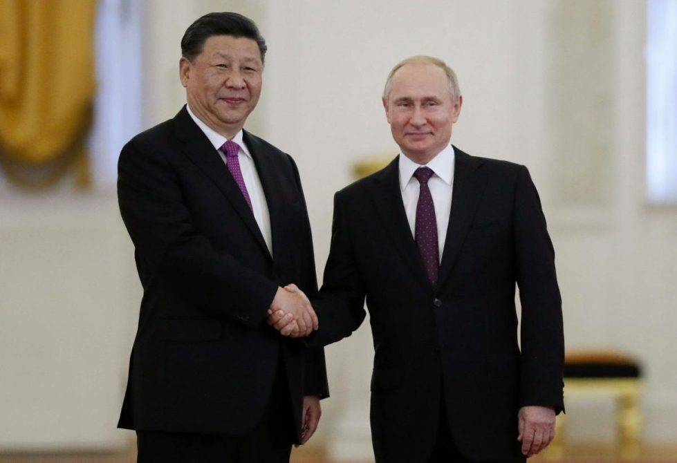 Venäjän presidentti Vladimir Putin (oik.) ja Kiinan presidentti Xi Jinping tapaavat tänään Kiinassa. Maiden suhteet ovat nousseet huomion kohteeksi, kun Kiina on asettunut tukemaan Venäjää länttä vastaan kiistassa turvatakuista ja Ukrainan tilanteesta. LEHTIKUVA/AFP