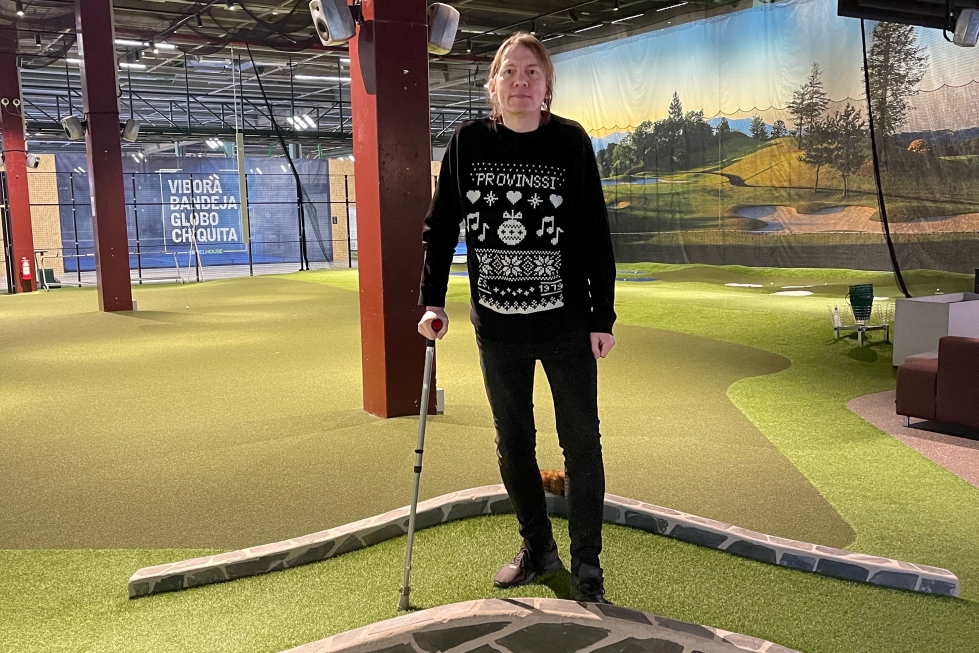Tällä viikolla Panu Laturi hioi lyöntejään golf-simulaattorissa Espoossa.   