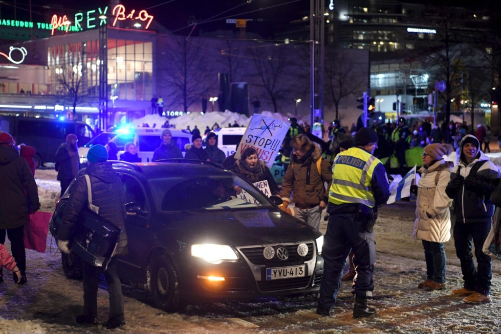 Helsingin poliisi on määrännyt Convoy 2022 -mielenosoituksen päättymään ja väkijoukon hajaantumaan Mannerheimintieltä. LEHTIKUVA / Antti Aimo-Koivisto
