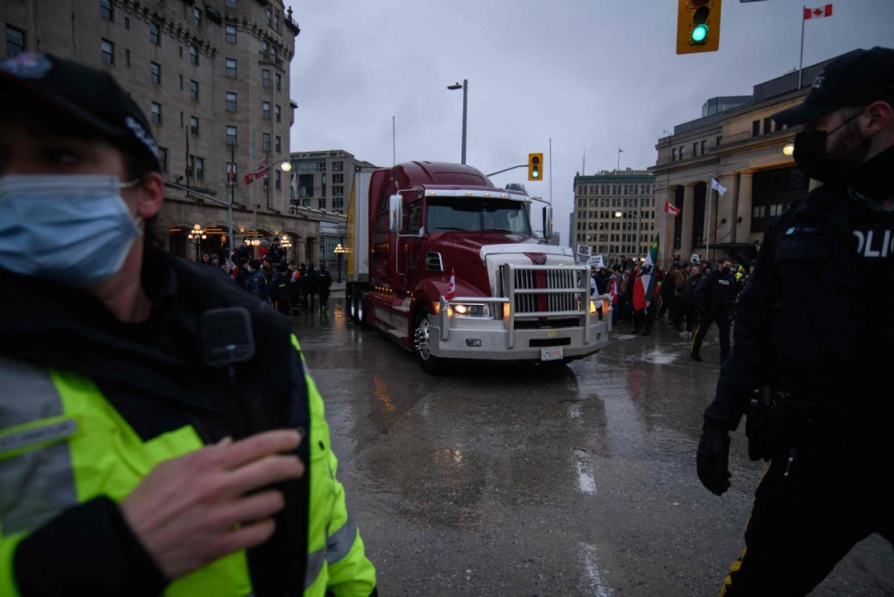 Poliisi on muun muassa alkanut rajoittaa pääsyä mielenosoitusten miehittämälle alueelle Ottawan keskustassa.  LEHTIKUVA / AFP